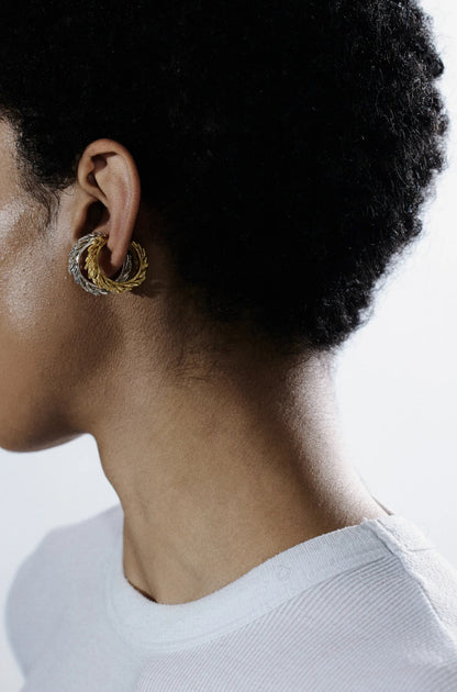 FLOATING BABY PHYSALIA EAR CUFF